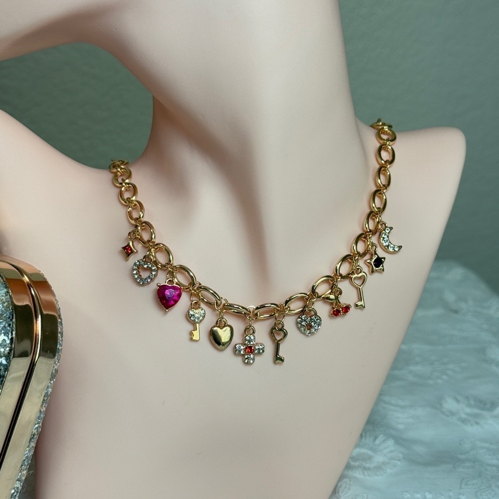 Chic Gold Charm Necklace with Red and Pink Details - Picture 5 of 6